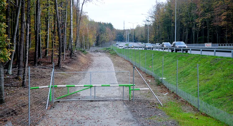 Nowe oznakowanie szlaku niebieskiego nie będzie już prowadzić rowerzystów do zamkniętej bramy.