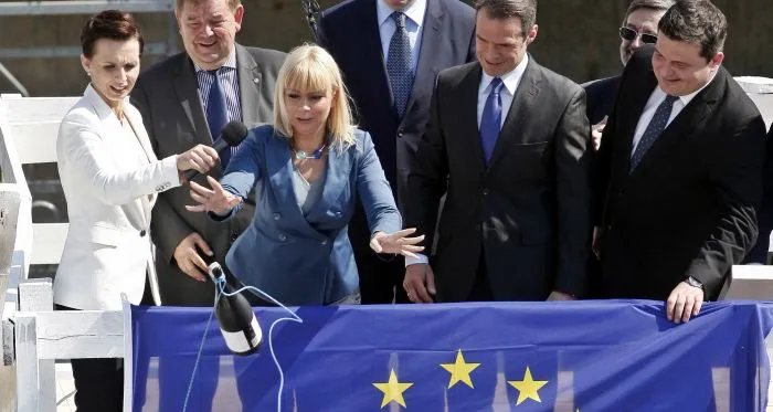 Elżbieta Bieńkowska i Sławomir Nowak, wtedy ministrowie w rządzie Donalda Tuska, podczas chrztu maszyny, która wierciła tunel pod Martwą Wisłą w Gdańsku. Zdjęcie wykonane w maju 2013 r.