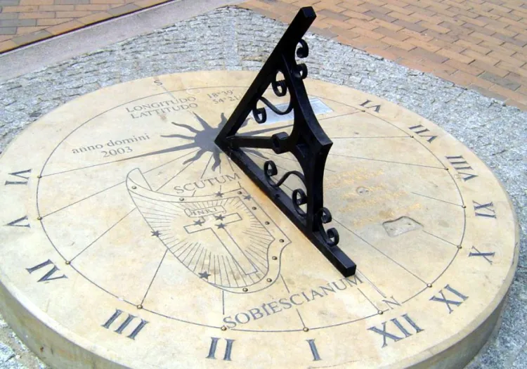 Tak wyglądał zegar słoneczny przed dewastacją w 2007 roku.