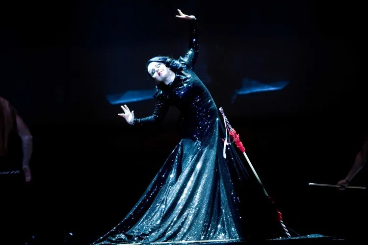 Mariaż sztuki i mody ma bardzo długą tradycję. Aleksandra Kurzak w sukni projektu Gosi Baczyńskiej. Traviata, Giuseppe Verdi.
