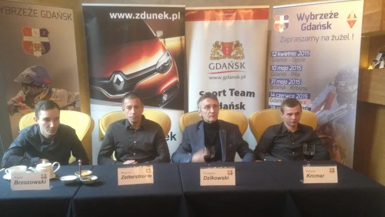 Wybrzeże oficjalnie ogłosiło wzmocnienia przed startem w II lidze. Od lewej: Kamil Brzozowski, Magnus Zetterstroem, trener Grzegorz Dzikowski i Eduard Krcmar.