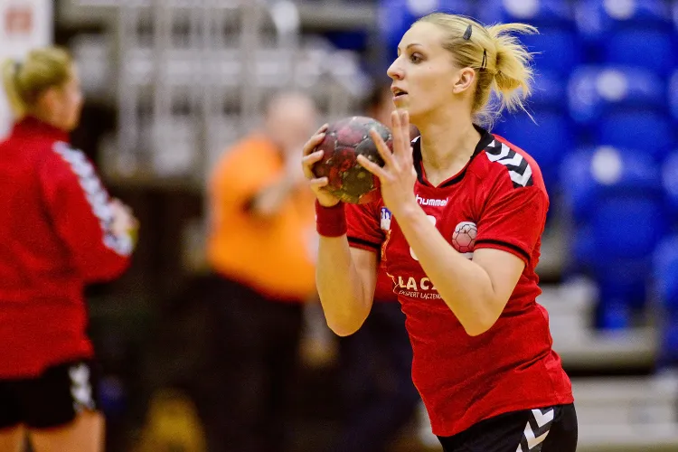 Karolina Siódmiak zdobyła siedem bramek i poprowadziła gdańskie szczypiornistki do trzeciej ligowej wygranej z rzędu.