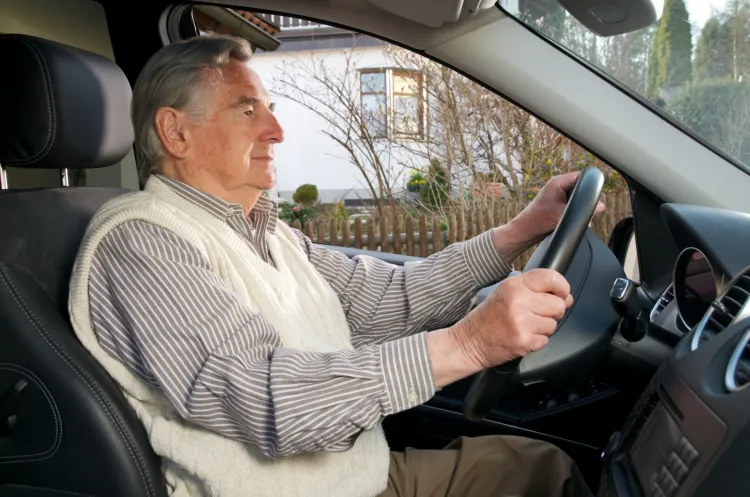 Seniorzy powodują stosunkowo niewiele wypadków, gdyż na naszych drogach kierowców w tej grupie wiekowej jest coraz mniej.