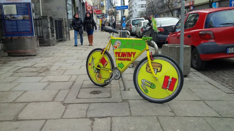 Taki rower całymi dniami stoi w Śródmieściu Gdyni przy zamontowanym niedawno przez miasto stojaku.
