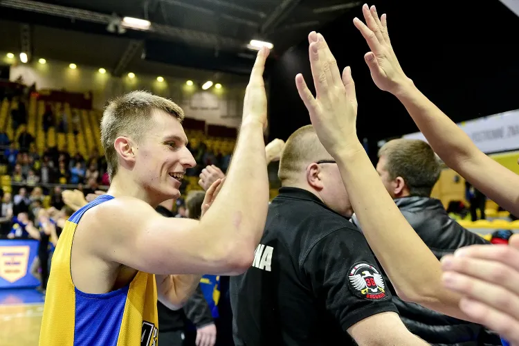 Sebastian Kowalczyk po meczach w Gdynia Arena zazwyczaj cieszy się z kibicami ze zwycięstwa.