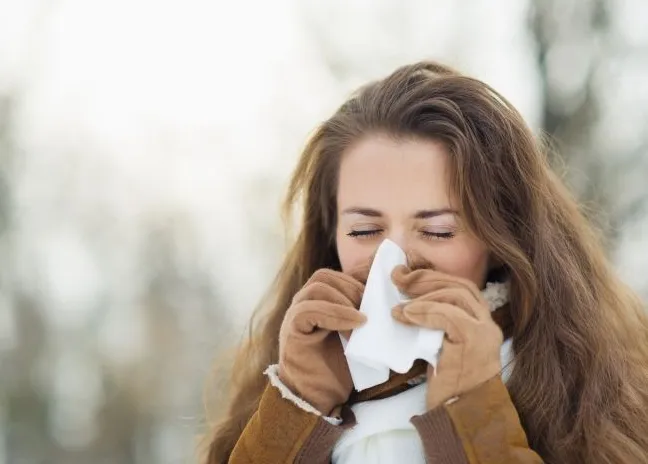 Kiedy spada temperatura ciała układ odpornościowy słabnie, dlatego ludzie, którzy ciepło się ubierają, mają większe szanse na uniknięcie przeziębienia. 