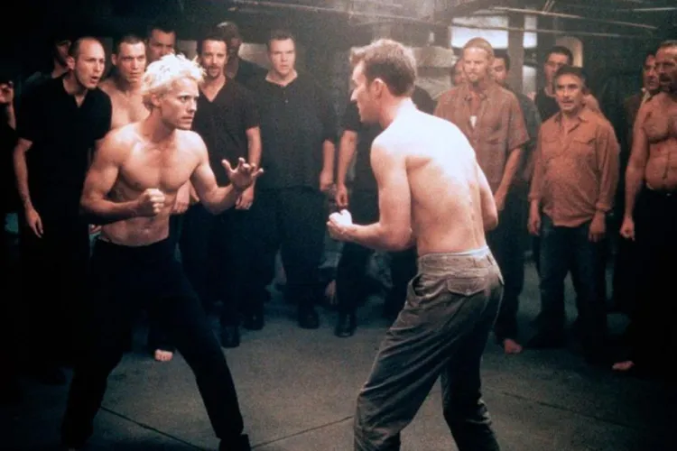 Walki niezawodowych bokserów, właśnie "białych kołnierzyków:, były jednym z motywów filmu "Podziemny krąg" z Bradem Pittem i Edwardem Nortonem. Uczestnicy sobotniej gali będą jednak walczyć zgodnie z zasadami, w rękawicach i ochraniaczach.