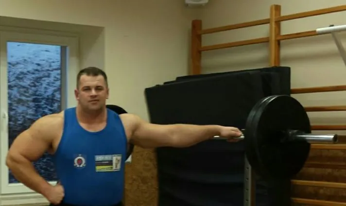 Bartłomiej Grubba sportami siłowymi zajmuje się od 10 lat. Treningi i starty w zawodach z powodzeniem łączy ze służbą marynarską.