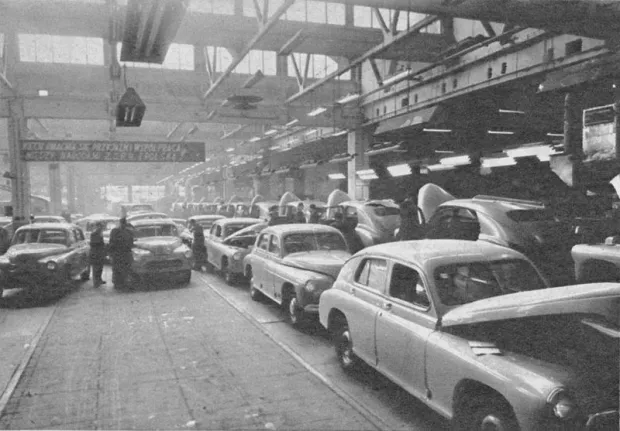 Linia produkcyjna Warszawy w fabryce na Żeraniu. Pierwszy samochód wyjechał z zakładu 6 listopada 1951 roku. 