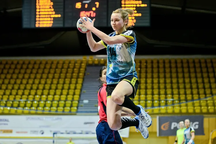 Magdalena Pawłowska zdobyła w meczu z Piotrcovią 6 bramek. Czyżby do lepszej gry lewoskrzydłową zmobilizowało zakontraktowanie przez Vistal na tę pozycję Słowenki Mai Zrnec? 