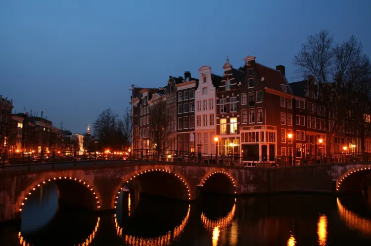Amsterdam - miejsce na romantyczną randkę. Są jeszcze całkiem niedrogie bilety lotnicze do Groningen na sobotę.