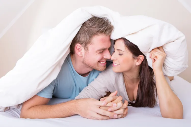 Z badań dotyczących sypialnianych zwyczajów Polaków wynika, że 80 proc. badanych śpi pod jedną kołdrą, co oznacza, że lubimy się do siebie przytulać!