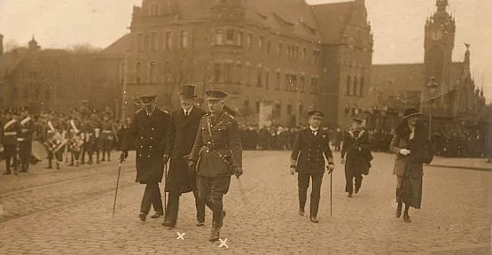 Od lewej (postacie oznaczone krzyżykami): Sir Reginald Tower, pełnomocnik Głównych Mocarstw Sprzymierzonych i Stowarzyszonych, późniejszy Wysoki Komisarz Ligi Narodów w Gdańsku oraz generał Richard Haking, głównodowodzący wojskami alianckimi.