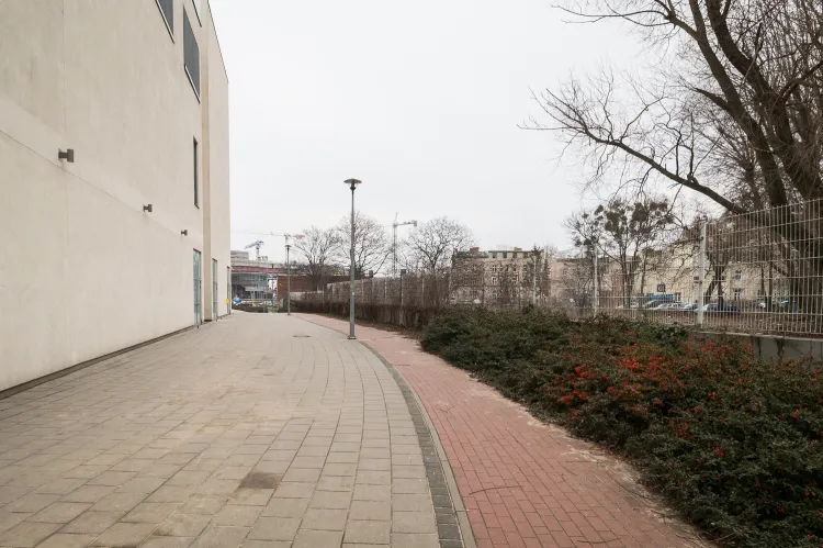 W tym miejscu pod chodnikiem i drogą rowerową znajduje się Potok Strzyża. Po lewej ściana Galerii Bałtyckiej, po prawej teren pod rozbudowę.