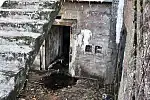 Wejście do wnętrza stanowiska ogniowego BAS 25. Niestety jest podtopione.