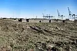 Ruiny dawnego baraku wojskowego.