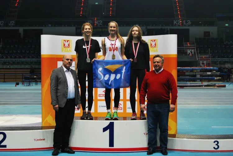 Paulina Borys (w środku) zdobyła w Toruniu jeden z trzech złotych medali dla trójmiejskich klubów. Skoczkini wzwyż była faworytką do mistrzowskiego tytułu, choć od większości rywalek jest młodsza o dwa lata.