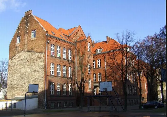 Jedną z uchwał, która wejdzie pod obrady Rady Miasta, będzie ta związana z likwidacją Gimnazjum nr 9 przy ul. Śluza 3 w Gdańsku i przeniesieniu jego uczniów do Gimnazjum nr 8 przy ul. Żabi Kruk.