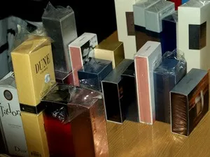 Policjanci w Pruszczu Gdańskim zabezpieczyli m.in. 400 flakonów podrobionych perfum.