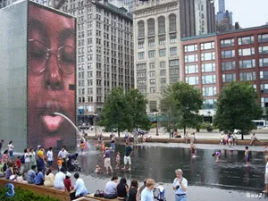 Okolice interaktywnej fontanny, na której mieszkańcy mogą obejrzeć swoje twarze, stały się nowym miejscem spotkań w Chicago. 