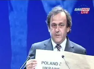 Michel Platini zdążył powiedzieć:  - Pologne...  Reszty już nie usłyszeliśmy.