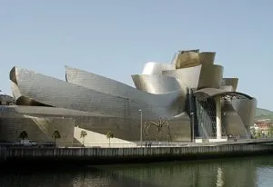 W hiszpańskim Bilbao jedenaście lat temu otwarto Muzeum Guggenheima, dzięki któremu miasto stało się jedną z największych atrakcji turystycznych Europy. Nie za sprawą wystaw, lecz architekta Franka Gehry'ego, którego budynek ogłoszono architektonicznym projektem stulecia.