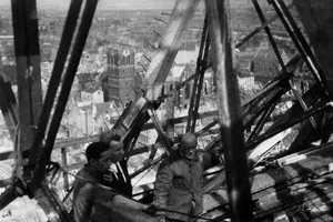 Podczas remontu dachu bazyliki Mariackiej robotnicy z firmy Zarzecki i Ska pracowali bez żadnych zabezpieczeń.  Listopad-grudzień 1952 roku.