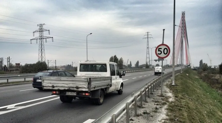 Zdejmowane są m.in. znaki, które dublują ogólne przepisy ruchu drogowego - jak ograniczenie prędkości do 50 km/h w terenie zabudowanym.