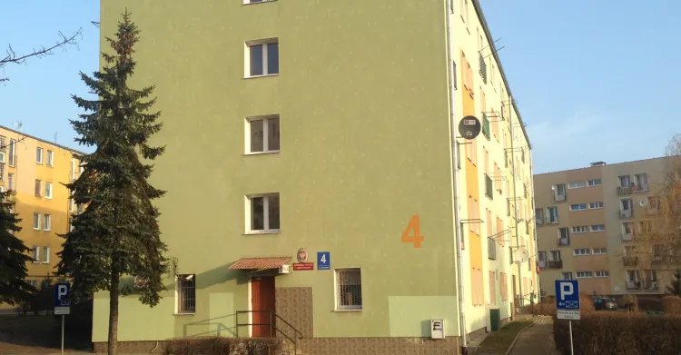 Obecnie najbezpieczniej powinni czuć się mieszkańcy bloku nr 4 przy ul. Chwarznieńskiej. Komisariat na Witominie zajmuje bowiem 250 m kw. powierzchni budynku. 