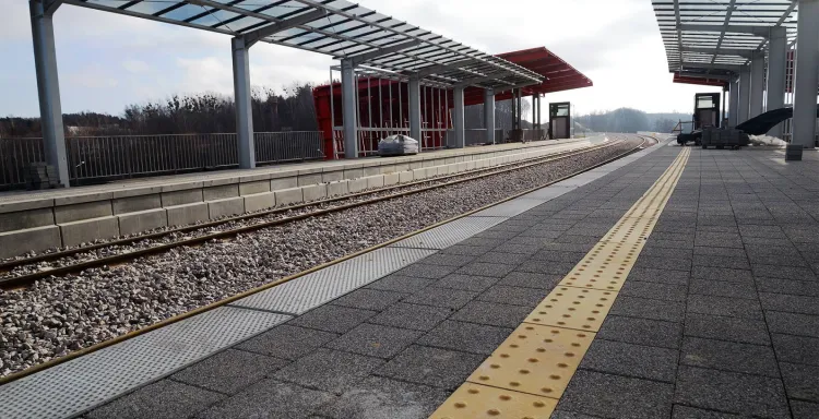 Czy przystanki PKM będą elementami spajającymi aglomerację czy wyłącznie przystankami kolejowymi o niewielkim znaczeniu? Nz. przystanek Gdańsk Niedźwiednik.