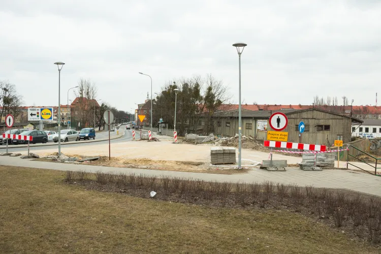 Widok na ul. Kościuszki, po prawej tymczasowy dojazd na budowę.