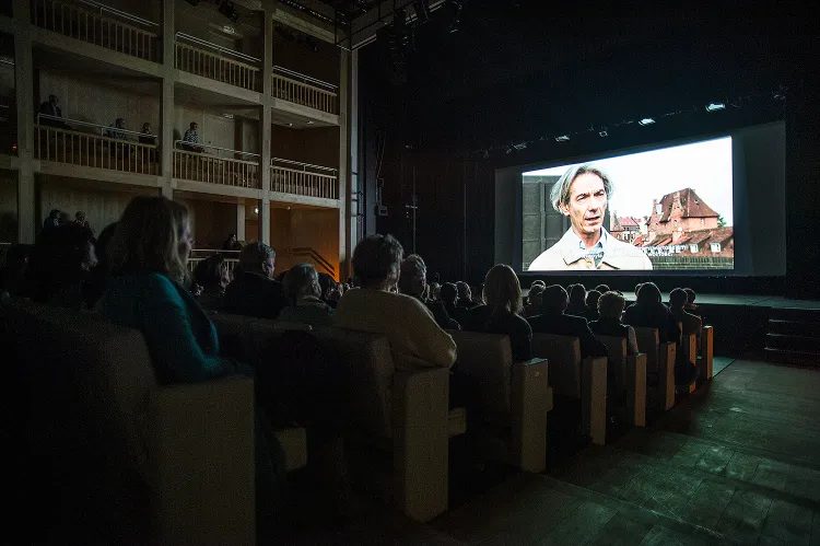 "Zwięzła Kronika Czasu" w reżyserii Andrzeja Wajdy powstawała podczas otwarcia Gdańskiego Teatru Szekspirowskiego, we wrześniu 2014 roku. W poniedziałek 23 lutego premierę miała finalna wersja filmu. 