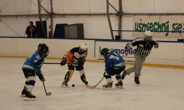 Na gdyńskim lodowisku można było zobaczyć najmłodszych amatorów hokeja.