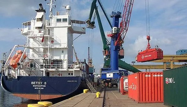 Port Gdański Eksploatacja prowadzi obsługę wszystkich ładunków występujących w obrocie portowym w polskich portach. Operacje przeładunkowe wykonuje na 8 nabrzeżach: WOC I, WOC II, Oliwskie, Wiślane, Szczecińskie, Węglowe, Rudowe i Administracyjne.
