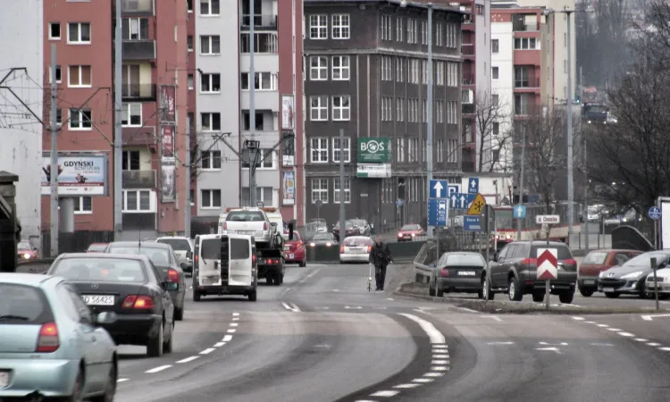 Podwale Przedmiejskie w Gdańsku to droga głównie dla kierowców. Pieszych i rowerzystów trudno tu uświadczyć.