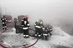 Dogaszanie pojazdu przez strażaków.