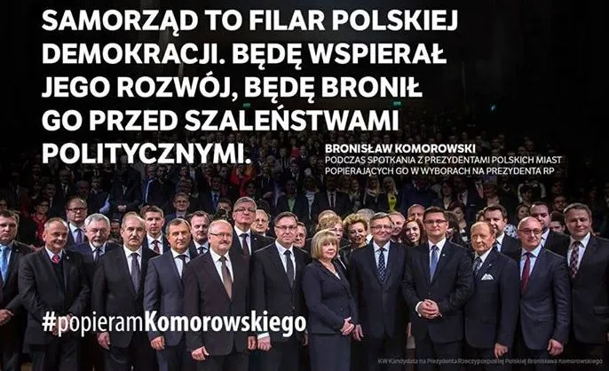 Zdjęcie wykonane na wiecu poparcia dla Bronisława Komorowskiego, z udziałem 29 prezydentów miast. Paweł Adamowicz stoi w drugim rzędzie z lewej, w pierwszym rzędzie po lewej stronie widać Jacka Karnowskiego.