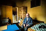 Pan Stanisław żyje na 15 m kw, bez ciepłej wody, bez łazienki, z toaletą na korytarzu. Marzy o tym, by na starość żyć w godnych warunkach.