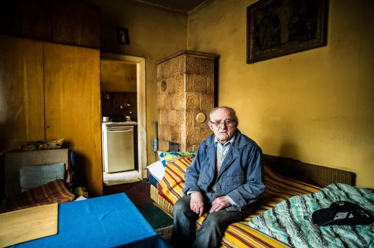Pan Stanisław żyje na 15 m kw, bez ciepłej wody, bez łazienki, z toaletą na korytarzu. Marzy o tym, by na starość żyć w godnych warunkach.