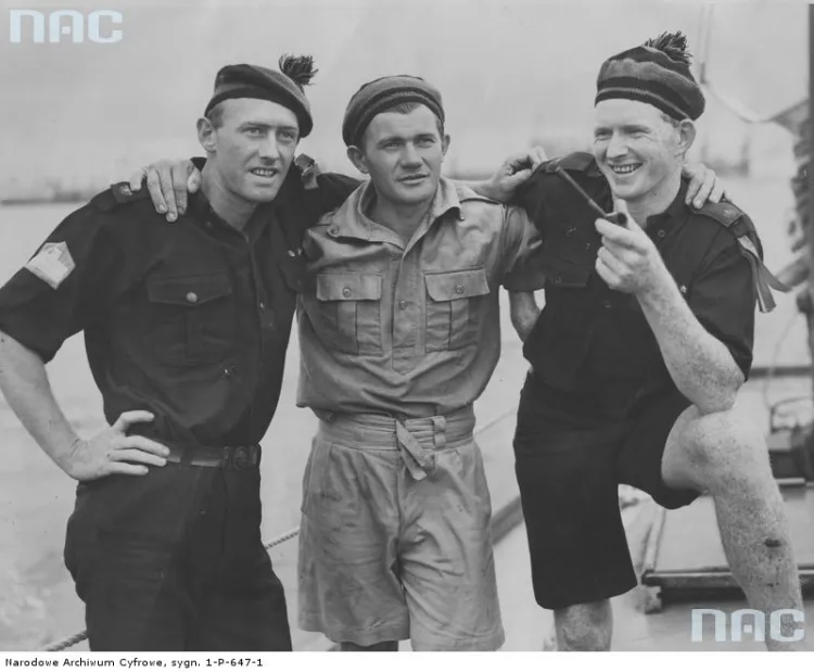Władysław Wagner (pośrodku) i jego australijscy przyjaciele David Walsh (z lewej) i Bernard Plowright. Zdjęcie wykonane latem 1939 roku w Southampton.