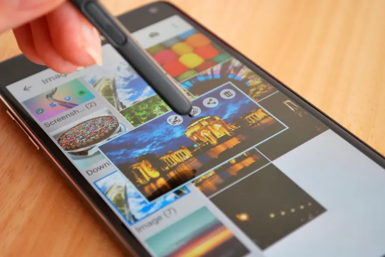 Samsung Galaxy Note 4 i funkcja rysika Air View na przykładzie galerii.
