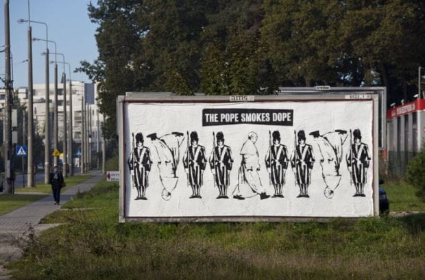 Peter Fuss zakleja swoimi kontrowersyjnymi pracami billboardy. Pracuje anonimowo i na granicy prawa.