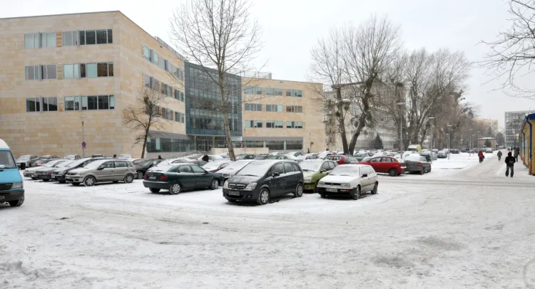 Budynek Wydziału Elektroniki, Telekomunikacji i Informatyki, przed którym planowane jest odsłonięcie Potoku Królewskiego.