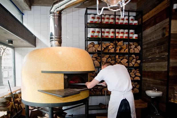 Piec opalany drewnem znajdziemy zarówno w Serio, jak w Oliwie do Ognia. To najnowszy trend w trójmiejskich pizzeriach.