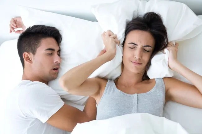 Chrapanie to jeden z częstych powodów małżeńskich kłótni. Częste budzenie się i nieprzespane noce mają przecież wpływ na nasz dzień, nastrój i efektywność. Sprawdzamy, jakie są możliwości leczenia tej dolegliwości.