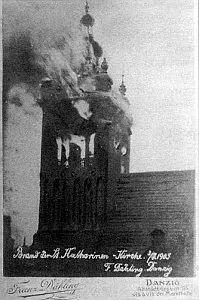 Dochód ze sprzedaży m.in. takich pocztówek pozwolił odbudować zniszczoną wieżę kościoła trzy lata po pożarze z 1905 roku.