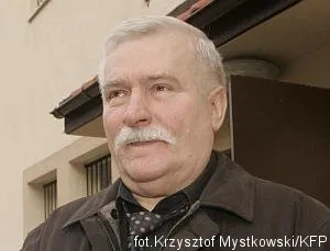 - Jeśli ktokolwiek z moich Rodaków poczuł się urażony tym określeniem, [nazwaniem prezydenta Kaczyńskiego durniem - przyp. red.] to przepraszam - napisał Lech Wałęsa w swoim blogu.