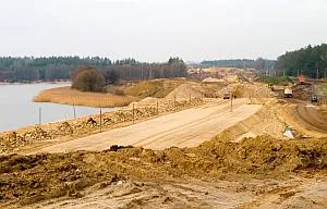 Na ok. siedemdziesiątym kilometrze autostrady A1, pas budowanej drogi przechodzi skrajem Jeziora Czarne.