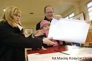 Pawel Adamowicz głosował razem z żoną Magdą w komisji wyborczej na Podwalu Staromiejskim w Gdańsku. Ich córka Antonina nie głosowała, ale wyręczyła rodziców przy wrzucaniu kart do urny.