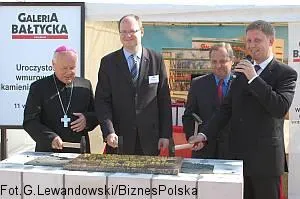 Abp. Tadeusz Gocłowski, prezydent Gdańska Paweł Adamowicz, prezes ECE Jan Dębski i Tomasz Waszkiewicz, dyrektor Galerii Bałtyckiej po wmurowaniu kamienia węgielnego. 